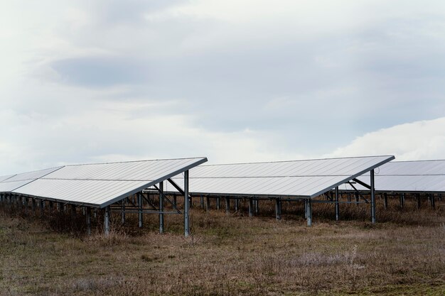 Jak efektywnie wykorzystać systemy off-grid do zasilania domu i działki?